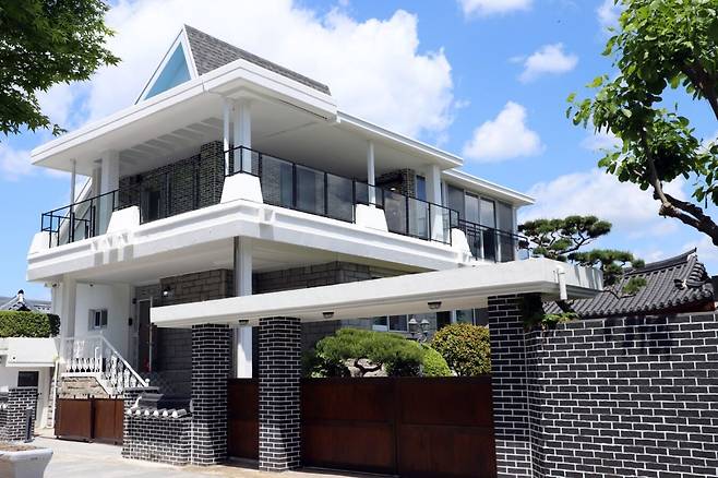 옛 전북도지사 관사를 개조해 전시관으로 만든 전주 한옥마을 내 하얀양옥집 모습