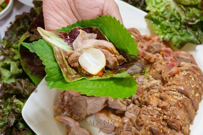 제천 새터오리촌의 오리수육.