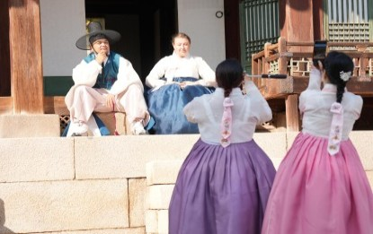 한복의 고운 맵시를 뽑낼 수 있는 ‘추석맞이 전통한복 곱게 입기 체험’ 자료 사진. 국립민속박물관 제공