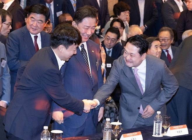 장동혁 국민의힘 대표(오른쪽)와 이준석 개혁신당 대표가 지난달 17일 서울 중구 롯데호텔에서 열린 한 언론사 행사장에서 악수를 하고 있다. 가운데는 김병기 더불어민주당 원내대표. 2025.9.17 국회사진기자단