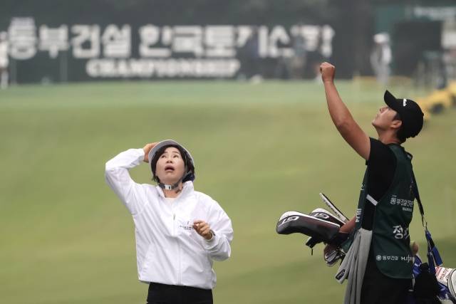 정지효의 캐디(오른쪽)와 포어 캐디가 나뭇가지 위에 있는 볼을 살펴보고 있다. 사진 제공=박태성 골프전문 사진기자