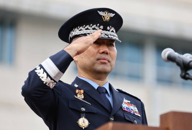 진영승(공군 대장) 신임 합동참모의장이 지난 9월 30일 서울 국방부 연병장에서 열린 제44·45대 합동참모의장 이·취임식에서 경례를 하고 있다. 연합뉴스