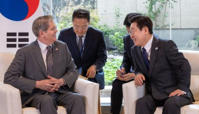 이재명 대통령이 지난 24일(현지 시간) 미국 뉴욕 주유엔대한민국대표부에서 스콧 베선트 재무부 장관과 무역 협상에 관해 대화를 나누고 있다. 이 대통령은 전날 23일 UN총회를 계기로 트럼프 대통령이 주재한 145개국 정상 환영 만찬에는 참석하지 않았다. 또 한국 대통령으로는 이례적으로 UN총회 기간 미국 대통령과 별도의 양자 회동도 갖지 않았다. 연합뉴스