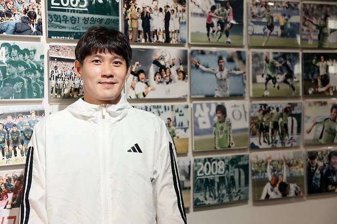 전북 완주 전북 현대 클럽하우스에서 만난 최철순이 구단 역사를 기록한 사진들 앞에서 웃고 있다. 전북 현대 제공