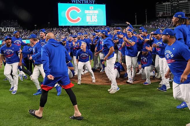 시카고 컵스 선수들이 3일 와일드카드시리즈 3차전에서 샌디에이고를 꺾고 디비전시리즈 진출을 확정한 뒤 기뻐하고 있다. AP연합뉴스