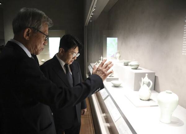 ▲ 국립중앙박물관을 관람하는 유홍준 국립중앙박물관장(왼쪽)과 방시혁 의장. 제공|하이브