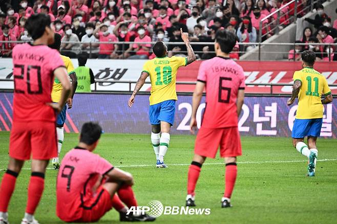지난 2022년 6월 서울월드컵경기장에서 열린 평가전에서 득점 이후 기뻐하고 있는 브라질 선수들과 아쉬워하고 있는 한국 대표팀 선수들. /AFPBBNews=뉴스1