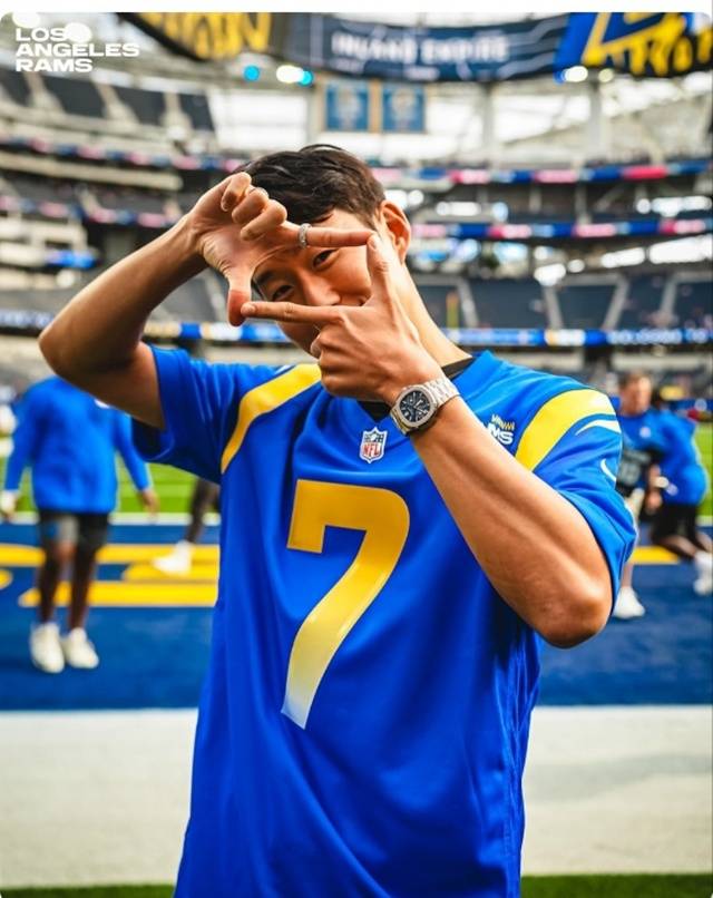 NFL을 찾은 손흥민. /사진=LA 램스 SNS