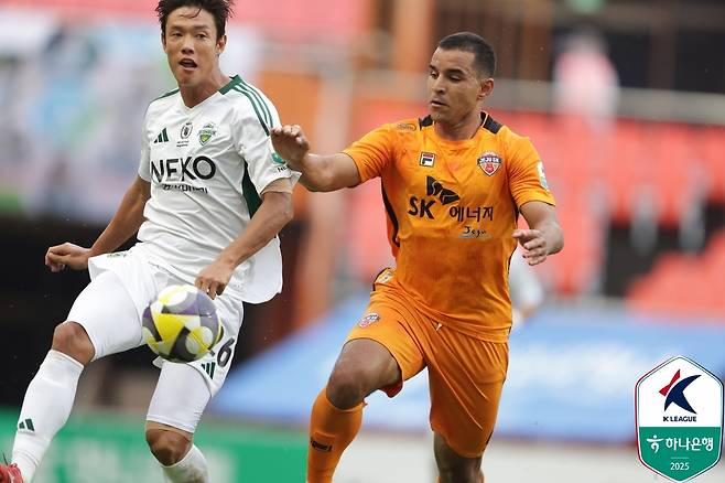 볼 경합을 펼치고 있는 전북 현대 홍정호(왼쪽)와 제주 SK 유리 조나탄. /사진=한국프로축구연맹 제공