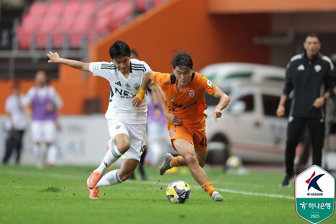 치열한 몸싸움을 벌이고 있는 전북 현대 전진우(왼쪽)와 제주 SK 김륜성. /사진=한국프로축구연맹 제공