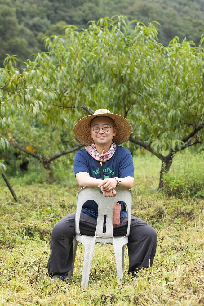 충북 괴산에서 쑥, 복숭아 등을 키우는 청년 농부 선무영 씨.&nbsp;이상윤&nbsp;