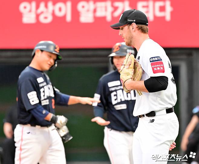 3일 오후 수원KT위즈파크에서 열린 '2025 신한 SOL Bank KBO리그' 한화 이글스와 KT 위즈의 경기, 1회초 2사 2,3루 KT 패트릭이 한화 황영묵에게 2타점 적시타를 허용한 후 아쉬워하고 있다. 수원, 김한준 기자