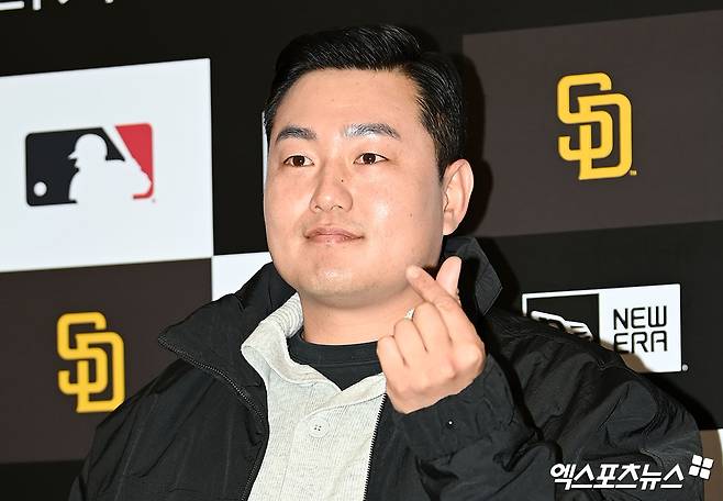 미국 메이저리그(MLB)에서 선수 생활을 했던 최지만이 무릎 부상으로 입대 3개월 만에 전역했다. 지난 5월 15일 사회복무요원으로 입대했으나 최근 무릎 통증으로 정밀 검사를 받았다. 이후 의료진 소견에 따라 병무청 재검 절차를 진행한 결과 5급 전시근로역 판정을 받으면서 2025년 8월 26일 전역했다. 엑스포츠뉴스 DB