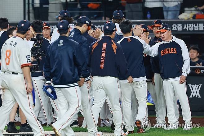 선수단과 하이파이브하는 김경문 감독 (대전=연합뉴스) 신현우 기자 = 29일 대전 한화생명볼파크에서 열린 프로야구 2025 신한 SOL 뱅크 KBO리그 LG 트윈스와 한화 이글스의 경기.
    7-3로 한화가 승리한 뒤 한화 김경문 감독이 선발투수 정우주 등 선수단과 하이파이브하고 있다. 2025.9.29 nowwego@yna.co.kr