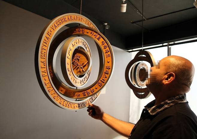 전시 관람 (라말라[요르단강서안]=연합뉴스) 김동호 특파원 = 1일(현지시간) 요르단강 서안 라말라의 아라파트 박물관. 2025.10.2 dk@yna.co.kr