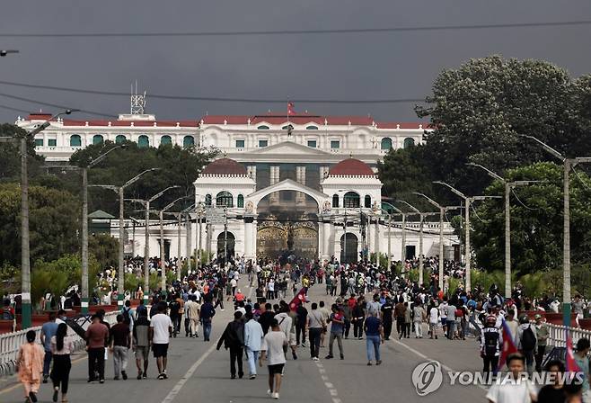 지난 9월 9일 네팔 카트만두 싱하 두르바르 행정단지 앞에 시위대가 모여 있다.[로이터=연합뉴스. 재판매 및 DB 금지]