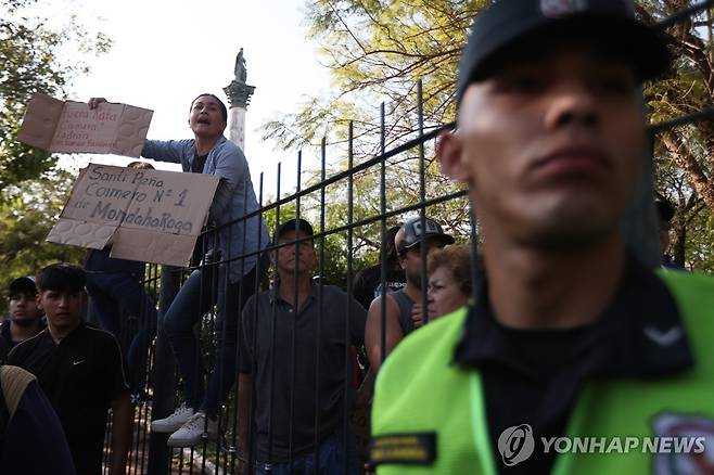 지난 달 28일(현지시간) 진행된 파라과이 반정부 시위 모습 [아순시온 EPA=연합뉴스. 재판매 및 DB 금지]