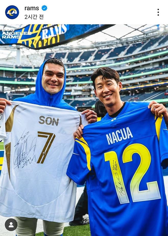 LA 램스의 홈 경기장 방문해 푸카 나쿠아(왼쪽)와 사인 유니폼 교환한 손흥민 [LA 램스 인스타그램 캡처. 재판매 및 DB 금지]