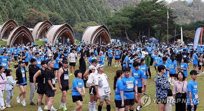 2025 춘천연합마라톤 개막 (춘천=연합뉴스) 양지웅 기자 = 개천절인 3일 강원 춘천시 남산면 엘리시안강촌 리조트에서 열린 2025 춘천연합마라톤 개막식에 참가자들이 발걸음하고 있다. 2025.10.3 yangdoo@yna.co.kr