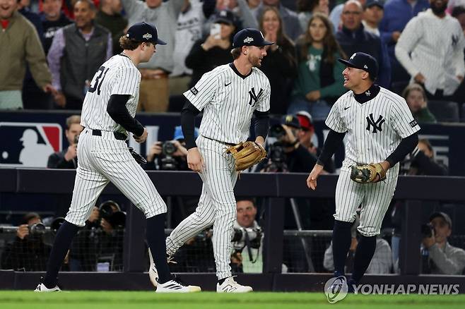 보스턴과 3차전 승리에 기뻐하는 양키스 선수들. [AFP=연합뉴스]