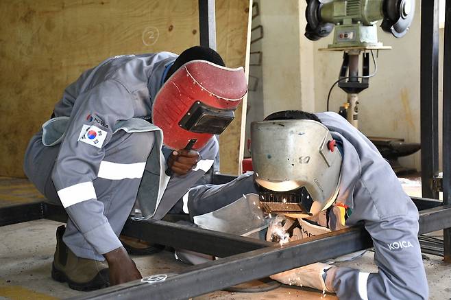 코이카 '동아프리카 기술교류회' 기능경기대회 (요하네스버그=연합뉴스) 2일(현지시간) 우간다 수도 캄팔라 은틴다 직업훈련원에서 열린 코이가 '동아프리카 기술교류회' 학생 기능경기대회에서 참가자들이 과제인 '에코하우스'를 만들고 있다. 2025.10.3 [코이카 제공] photo@yna.co.kr (끝)