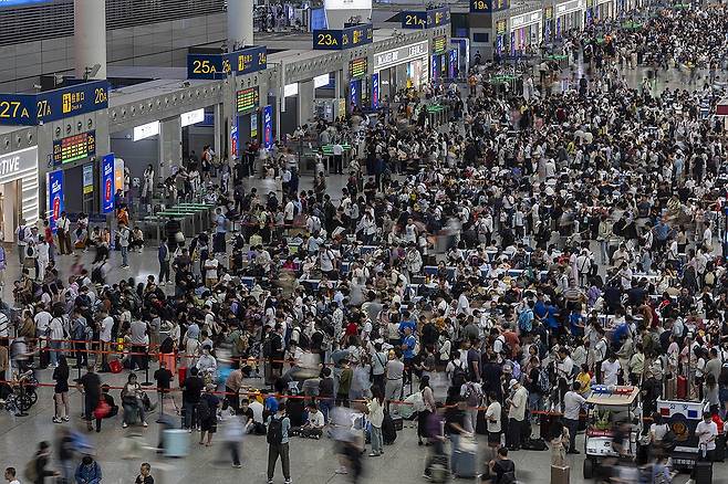 국경절 연휴 첫날 상하이 훙차오역에 모인 열차 승객들 [신화 연합뉴스 자료사진 재판매 및 DB 금지]