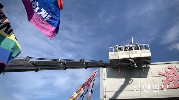 지난 8월 29일 경북 구미 한국옵티칼하이테크 옥상 고공농성장에 크레인이 접근해 박정혜 수석부지회장을 데려오고 있다. 2025.8.29 /유혜연기자 pi@kyeongin.com