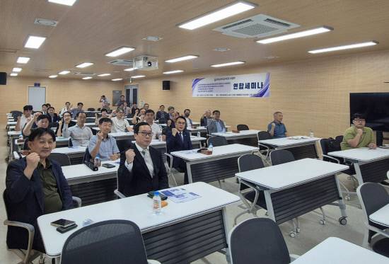 경남대학교 RISE사업단이 가진 '2025 경남대학교 RISE사업단 4개 ALL-SET협의체 연합세미나'에 경남대 박정진 특임부총장(사진 앞 오른쪽)참여해 운영 등에 대해 의견을 나누고 있다.