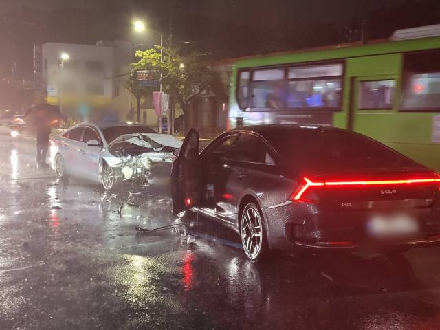 3일 오후 10시 9분께 부산 북구의 한 도로에서 음주 운전자가 몰던 역주행 차량이 마주 오던 차량과 충돌해 2명이 다쳤다. 부산 북부경찰서 제공