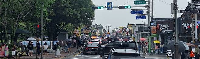 ▲ 추석연휴 이틀째인 4일, 경주 황리단길은 흐린날씨에도 불구하고 제대로 걸을 수 없을 정도로 수많은 관광객들이 몰려들어 인산인해를 이뤘다. 황기환 기자