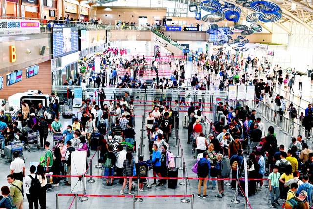 추석 연휴를 앞둔 1일 오전 7시께 김해국제공항 국제선 출국장이 해외로 떠나는 여행객들로 북새통을 이루고 있다./전강용 기자/