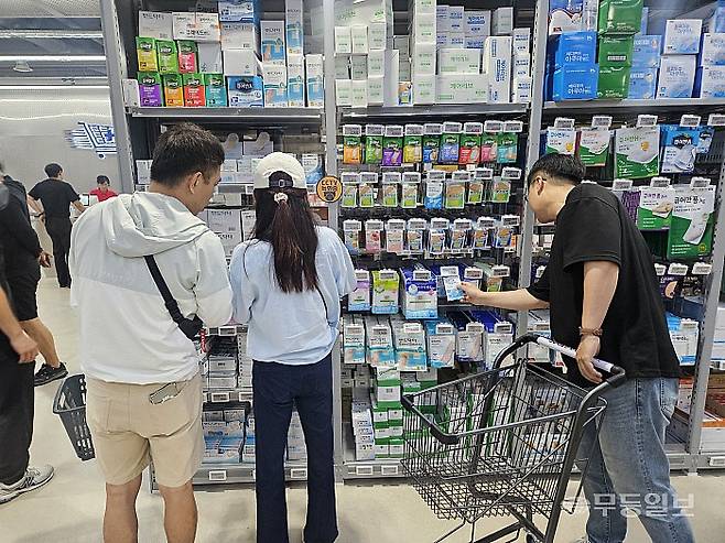 4일 오후 광주 광산구 수완동 광주 첫 창고형 약국이 문을 연 가운데 매장 안에서 손님들이 의약품을 고르고 있다. 강주비 기자&nbsp;