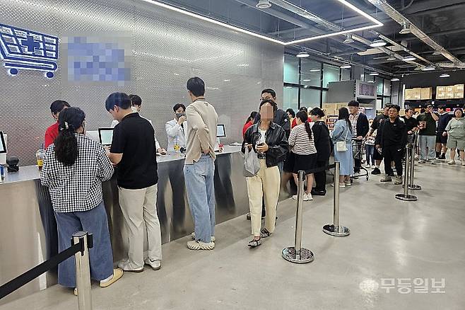 4일 오후 광주 광산구 수완동 광주 첫 창고형 약국이 문을 연 가운데 계산대에 긴 줄이 늘어서 있다. 강주비 기자