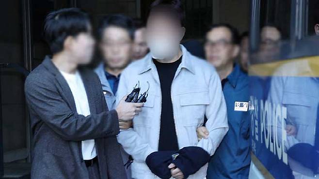 2024년 10월 4일 오전 광주 서구 서부경찰서에서 뺑소니 사망사고 마세라티 운전자 김 모 씨가 검찰로 송치되고 있는 모습. (사진=연합뉴스)