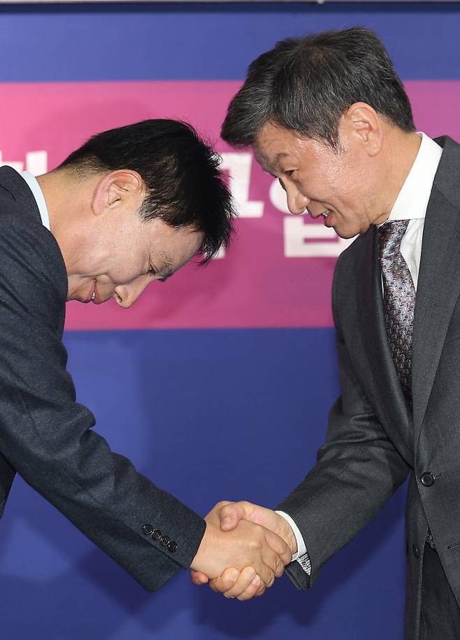 대한축구협회장 4선에 성공한 정몽규(오른쪽) 회장이 신문선 후보와 악수를 나누고 있다. 사진=뉴시스