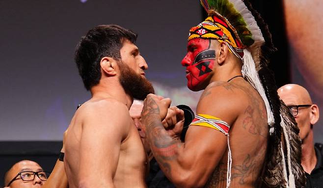 UFC 320에서 라이트헤비급 타이틀전을 벌이는 챔피언 마고메드 안칼라예프(왼쪽)와 도전자 알렉스 페레이라가 페이스오프를 펼치고 있다. 사진=UFC