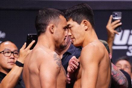 UFC 320에서 맞붙는 유주상(오른쪽)과 다니엘 산토스가 머리를 맞대면서 신경전을 벌이고 있다. 사진=UFC