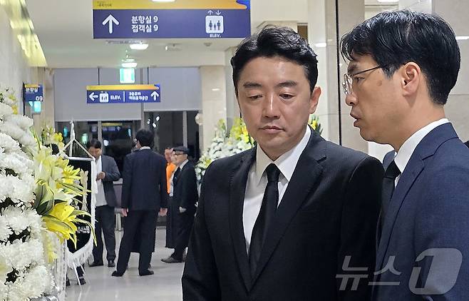 강훈식 대통령 비서실장이 3일 세종 은하수공원 장례식장에 마련된 국가전산망 담당 행정안전부 공무원 A씨 빈소를 조문하고 있다. 2025.10.3/뉴스1 ⓒ News1 장동열 기자