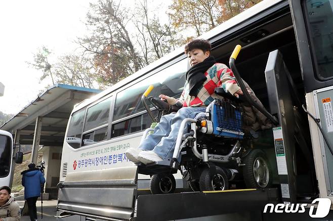 지난 2023년 11월 29일 광주 북구 동림동 광주시립장애인복지관 앞에서 광주장애인차별철폐연대가 고속저상버스 휠체어 리프트도입을 위한 현장검증을 실시하고 있다.(사진은 기사 내용과 무관함) 2023.11.29/뉴스1 ⓒ News1 박지현 수습기자