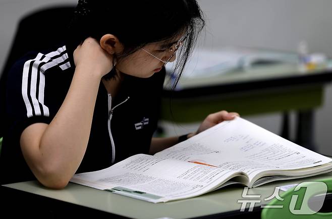 2026학년도 대학수학능력시험 9월 모의평가가 치러진 9월 3일 오전 대구 중구 경북여자고등학교에서 3학년 학생들이 막바지 시험공부를 하고 있다. /뉴스1 ⓒ News1 공정식 기자