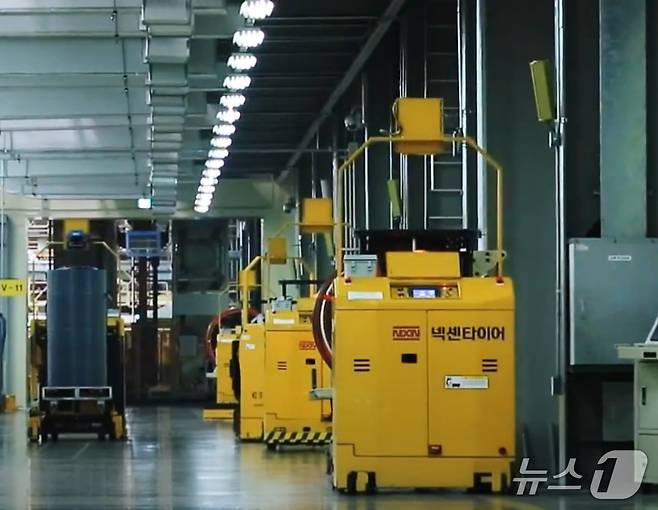 넥센타이어 창녕공장에서 각종 재료를 자동으로 운반하는 데 쓰이는 '레이저유도차'(LGV)의 모습. 바닥에 심어진 레이저를 인식해 재료를 각 공정 기계로 운반한다(창녕공장 홍보영상 갈무리). 2025.09.26..