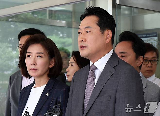 장동혁 국민의힘 대표와 나경원 의원 등과 함께 3일 서울 영등포구 영등포경찰서에서 이진숙 전 방통위원장 체포에 대한 항의방문을 마친 뒤 발언하고 있다. 2025.10.3/뉴스1 ⓒ News1 박지혜 기자