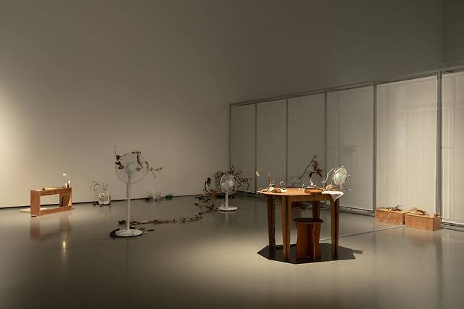 '비(飛)물질 표현과 생각 사이의 틈'전 전시 전경 (경기도미술관 제공)