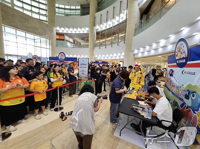 4일 오후 광주 서구 광주월드컵경기장에서 선수단의 팬 사인회가 열리고 있다. 2025.10.4/뉴스1 ⓒ News1 이수민 기자