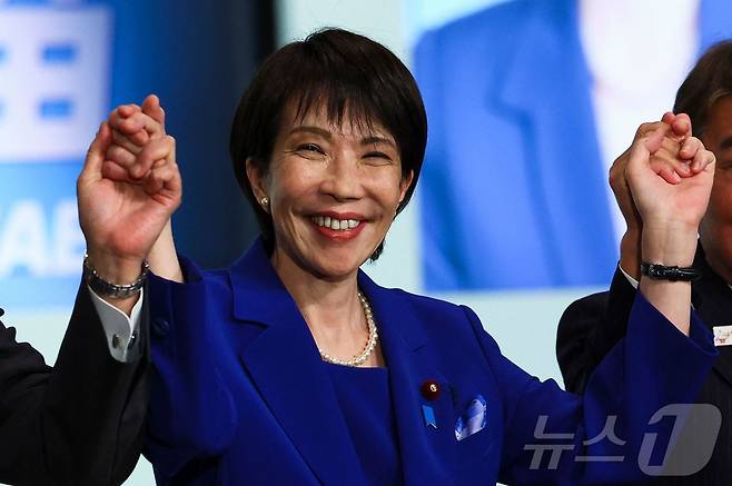 다카이치 사나에 일본 전 경제안보담당상이 4일 도쿄에서 열린 자민당 총재 선거에서 당선된 후 환하게 웃고 있다.ⓒAFP=뉴스1