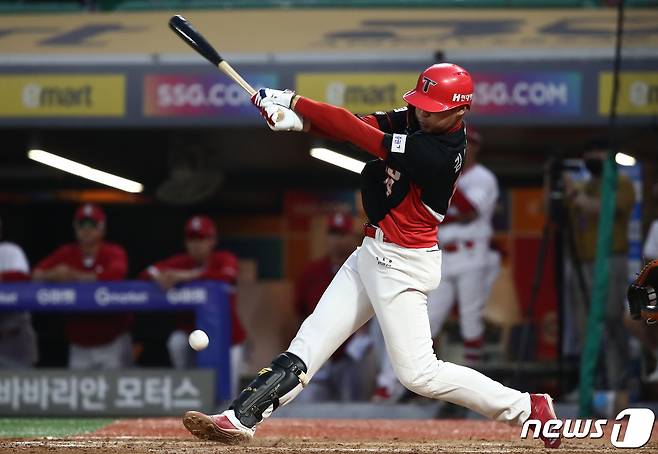 6일 오후 인천 미추홀구 SSG 랜더스 필드에서 열린 '2023 신한 SOL KBO리그 KIA 타이거즈와 SSG 랜더스'의 경기 4회초 1사 만루 상황에서 KIA 김규성이 2타점 적시타를 치고 있다. 2023.7.6/뉴스1 ⓒ News1 김민지 기자