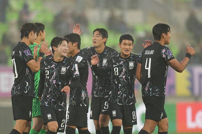 이창원 감독이 이끄는 한국 20세 이하(U-20) 축구대표팀이 4일(한국시간) 칠레 발파라이소의 에스타디오 엘리아스 피게로아 브란데르에서 열린 2025 국제축구연맹(FIFA) U-20 월드컵 조별리그 B조 3차전 파나마와 경기에서 승리한 뒤 기뻐하고 있다. 사진 | 발파라이소=AP연합뉴스
