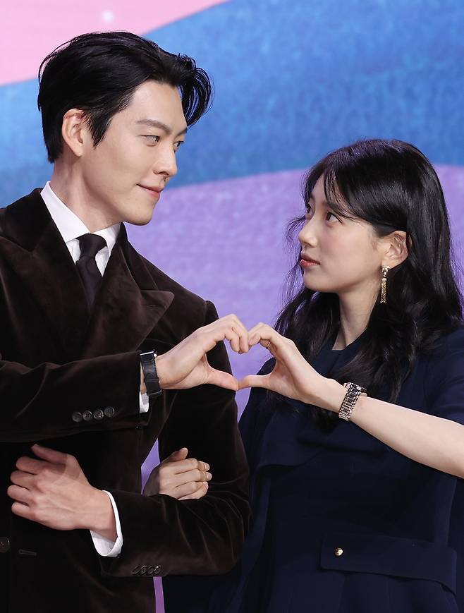 배우 김우빈(왼쪽)과 수지가 지난달 29일 서울 강남구 조선팰리스호텔에서 열린 넷플릭스 시리즈 ‘다 이루어질지니’ 제작보고회에서 포즈를 취하고 있다. 사진 | 연합뉴스