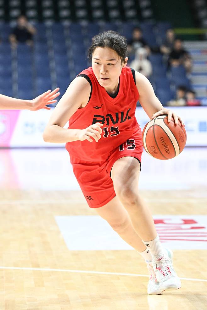 BNK 박성진이 부산 사직실내체육관에서 열린 BNK 금융 박신자컵 후지쯔전에서 드리블을 하고 있다. 사진 | WKBL