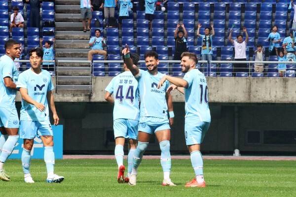대구는 4일 오후 2시 광주월드컵경기장에서 열린 하나은행 K리그1 2025 32라운드 원정경기에서 광주FC에 3-2 승리를 거뒀다. 대구 세징야가 득점을 넣고 기뻐하고 있다. /사진=대구FC
